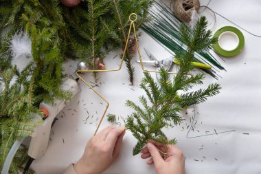 YAZ Noel paketi. Noel hediye kutuları ve köknar dallı süslemeler. 