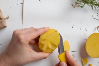 Patates pul baskısı. Özel bir parmak izi kalıbıyla el yapımı hediye paketi.