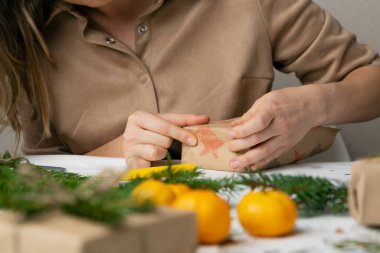 Patates pul baskısı. Özel bir parmak izi kalıbıyla el yapımı hediye paketi.