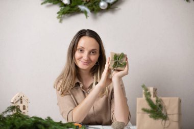 YAZ Noel paketi. Noel hediye kutuları ve köknar dallı süslemeler. 