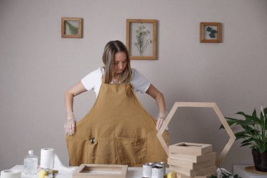 El yapımı bitkisel dekorasyon. Çiçekli ahşap çerçeveler için atölye çalışması.