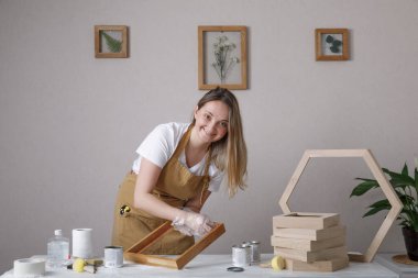 El yapımı bitkisel dekorasyon. Çiçekli ahşap çerçeveler için atölye çalışması.