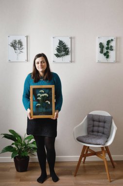 El yapımı bitkisel dekorasyon. Çiçekli ahşap çerçeveler için atölye çalışması.