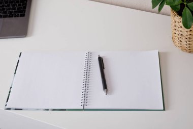 Ofisteki işyerinde. boş dizüstü bilgisayar