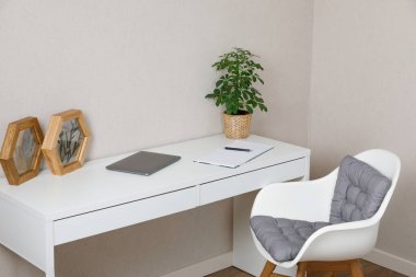 Ofisteki işyerinde. boş dizüstü bilgisayar