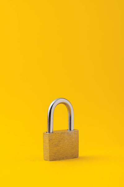 сарай замок на желтом фоне