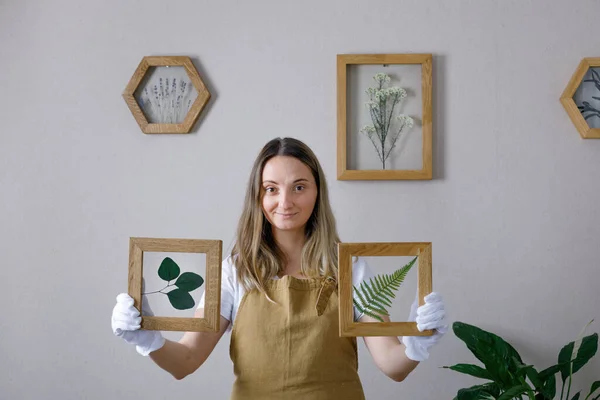 Master of the frame of flowers. Framing dried plants. — Stock Photo, Image