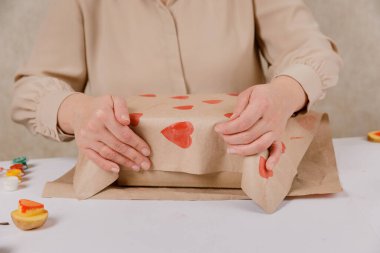 Kalp şeklinde bir patates pulu. Sevgililer Günü için bir hediye süsleme süreci. 14 Şubat 'taki kutlamaya hazırlanıyorum..