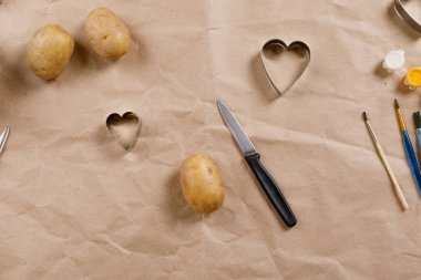 Kalp şeklinde bir patates pulu. Sevgililer Günü için bir hediye süsleme süreci. 14 Şubat 'taki kutlamaya hazırlanıyorum..