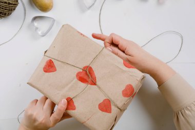 Kalp şeklinde bir patates pulu. Sevgililer Günü için bir hediye süsleme süreci. 14 Şubat 'taki kutlamaya hazırlanıyorum..