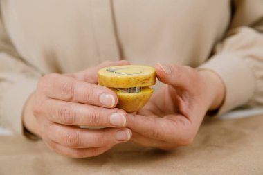 Kalp şeklinde bir patates pulu. Sevgililer Günü için bir hediye süsleme süreci. 14 Şubat 'taki kutlamaya hazırlanıyorum..