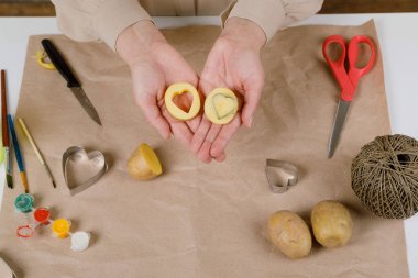 Kalp şeklinde bir patates pulu. Sevgililer Günü için bir hediye süsleme süreci. 14 Şubat 'taki kutlamaya hazırlanıyorum..
