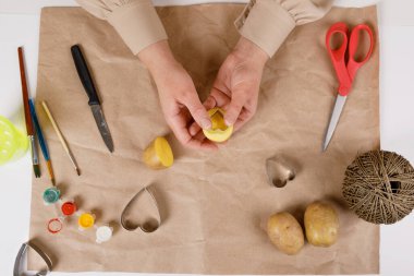 Kalp şeklinde bir patates pulu. Sevgililer Günü için bir hediye süsleme süreci. 14 Şubat 'taki kutlamaya hazırlanıyorum..
