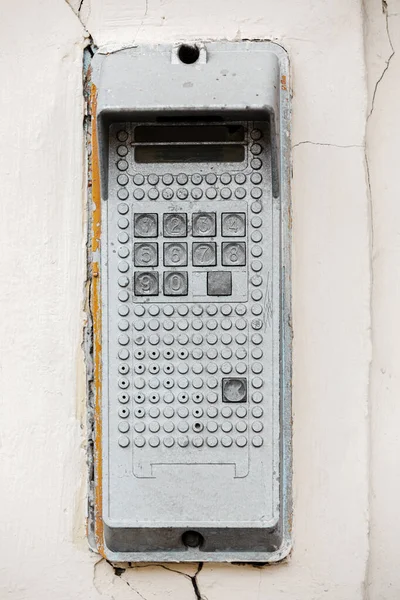 Campainha de intercomunicador vintage velho em portas de prédio de apartamentos — Fotografia de Stock