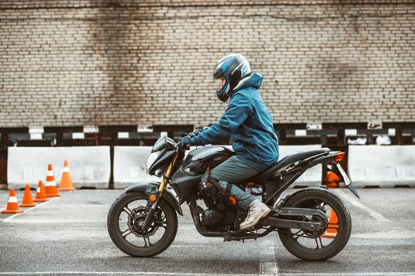 Escuela de conducción de motocicletas. una mujer aprende a conducir antes de obtener un permiso de conducir. — Foto de Stock