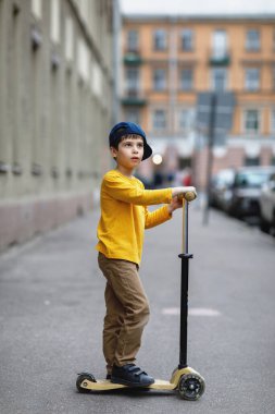 Scooter 'lı çocuk. Şehirde iyi yolculuklar.