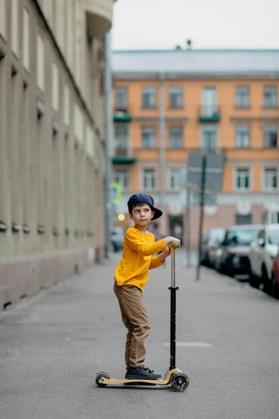 Jongen met scooter. Fijne rit door de stad — Stockfoto