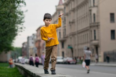 Neşeli bir çocuk şehirde dolaşıyor..