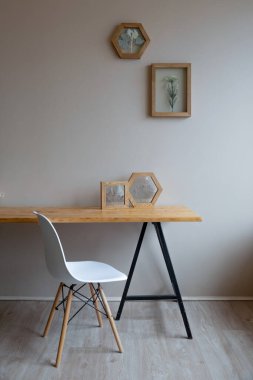 Çerçevede kurumuş çiçekler. Botanik yapraklı duvarlar. Çevre dostu boho dekor.