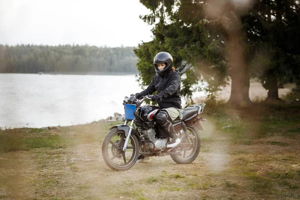 Женщина на мотоцикле в природе. мотоциклист прогуливается по лесу — стоковое фото