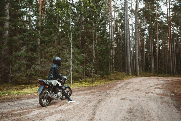 Kobieta na motocyklu w naturze. motocyklista spacer przez las — Zdjęcie stockowe