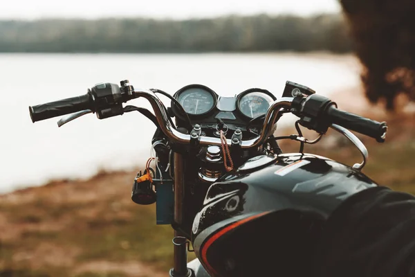 Front view motorcycle on a sandy beach on the background of the coast — Stock Photo, Image