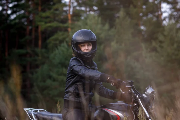 Chica en una motocicleta al aire libre. la forma de vida de una persona real. — Foto de Stock