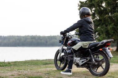 Açık havada motosikletli bir kız. Gerçek bir insanın yaşam tarzı..