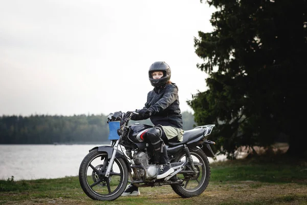 Девушка на мотоцикле под открытым небом. образ жизни реального человека. — стоковое фото