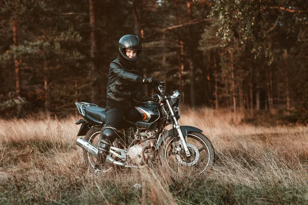 Gadis di atas sepeda motor di udara terbuka. cara hidup dari orang yang nyata. — Stok Foto