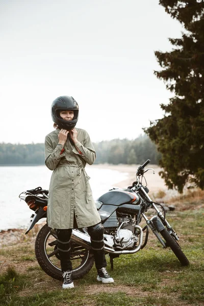 Dziewczyna na motocyklu na świeżym powietrzu. sposób życia prawdziwej osoby.. — Zdjęcie stockowe