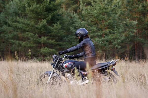 Dziewczyna na motocyklu na świeżym powietrzu. sposób życia prawdziwej osoby.. — Zdjęcie stockowe