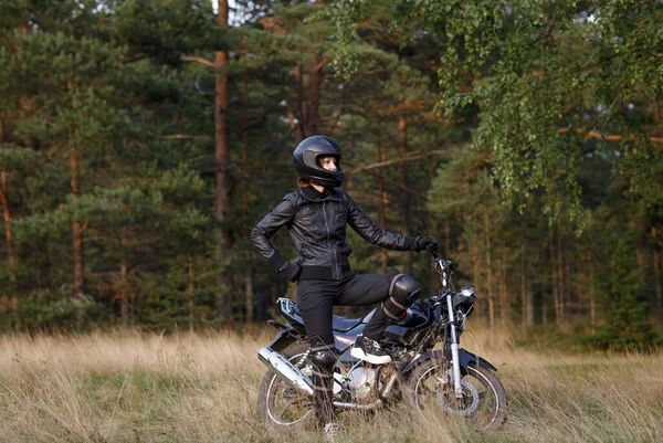 Dziewczyna na motocyklu na świeżym powietrzu. sposób życia prawdziwej osoby.. — Zdjęcie stockowe