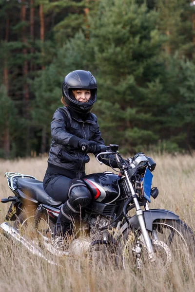 Gadis di atas sepeda motor di udara terbuka. cara hidup dari orang yang nyata. — Stok Foto