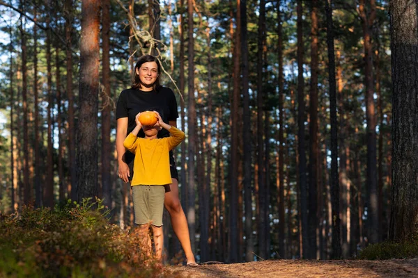 Objetí matky a syna. Večerní slunce v borovém lese. — Stock fotografie