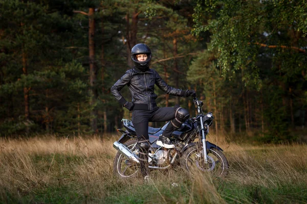 Dziewczyna Czarnych Ubraniach Czarny Kask Motocyklu — Zdjęcie stockowe
