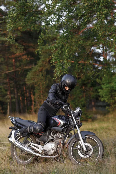 Seorang Gadis Berpakaian Hitam Dan Helm Hitam Atas Sepeda Motor — Stok Foto