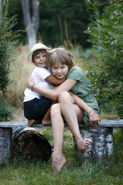 Uścisk rodzeństwa. Dzieci bawią się w przyrodzie — Zdjęcie stockowe