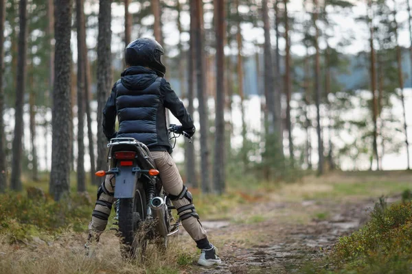 Žena na motorce v přírodě. motocyklista procházka lesem — Stock fotografie