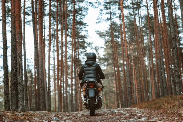 Kobieta na motocyklu w naturze. motocyklista spacer przez las — Zdjęcie stockowe