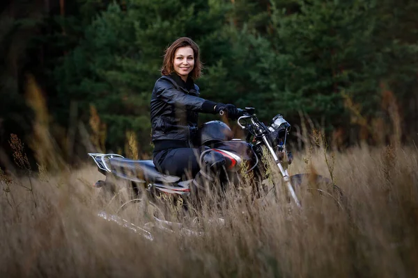 Wanita dengan sepeda motor di alam. Sepeda motor melintasi hutan — Stok Foto