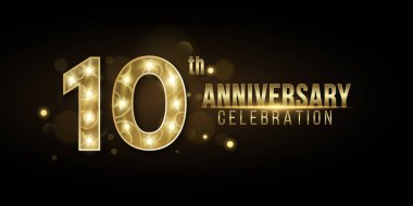 10 Yıl Yıldönümü örtüsü zarif altın numaralardan yapıldı. Soyut Bokeh ışıkları ve koyu bir arka planda şık lambalar var. Doğum günü ya da düğün için tebrik kartı. Vektör çizimi. EPS 10