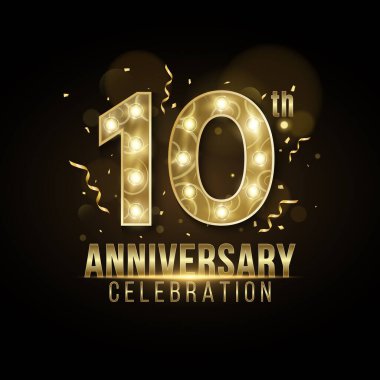 10 Yıl Yıldönümü örtüsü zarif altın numaralardan yapılmış. Arka planda parlak lambalar ve düşen konfeti ve süslemeler var. Doğum günü ya da düğün için tebrik kartı. Vektör çizimi. EPS 10