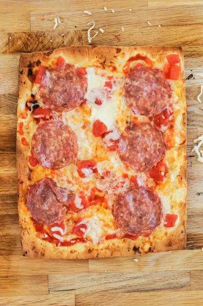 Zbliżenie Strzał Pyszne Flatbread Pizza Salami — Zdjęcie stockowe