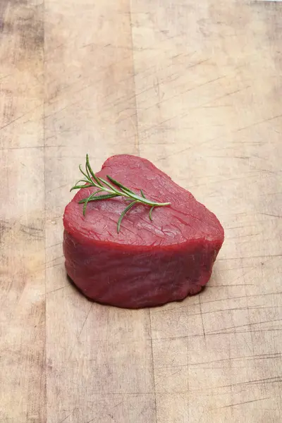 Biberiye Filizli Çiğ Biftek — Stok fotoğraf