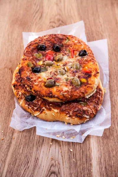 Nahaufnahme Von Leckeren Pizzen Mit Oliven — Stockfoto