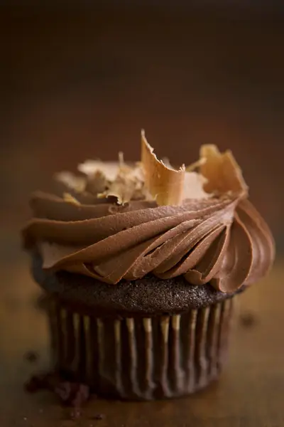 Chocolate Cupcake Cream Topping Chocolate Shavings — Stock Photo, Image