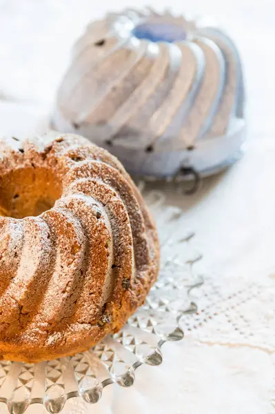 Una Torta Bundt Una Teglia Con Zucchero Velo — Foto Stock