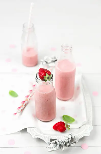 Cam Şişelerde Çilekli Smoothie — Stok fotoğraf