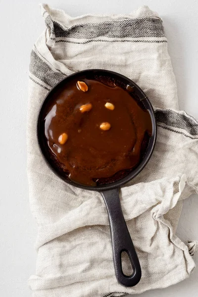 Pastel Brownie Una Sartén Con Caramelo Salado Cacahuetes Asados —  Fotos de Stock